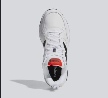 Кроссовки и спортивная обувь: Белые кроссовки Adidas с тремя черными полосками по бокам. На язычке