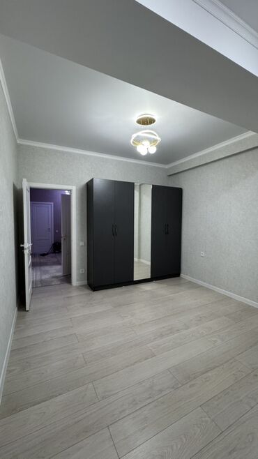 Продажа комнат: Светлая гостинная/зал с балконом - Просторная комната с современным — 9