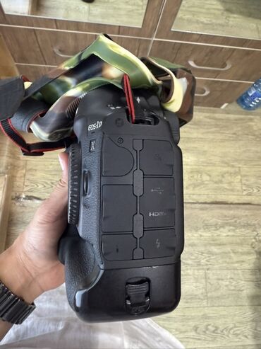 Fotokameralar: Canon EOS-1D X Mark III professional DSLR gövdə. Canon 24-70mm F2.8 — 6