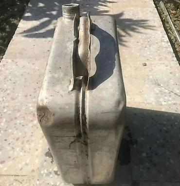 benzin kanisteri: Metal yanacaq bidonu - Material: qalın metal (polad) - Həcm: təqribən — 3