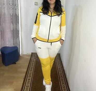 buzz nike tn patike: Dvodelni ženski komplet trenerki u žuto-beloj kombinaciji. - — 3
