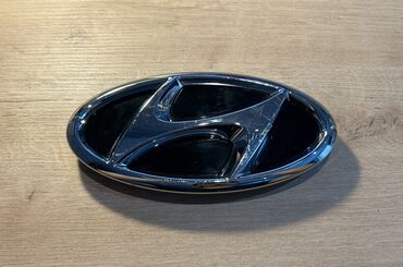 стекло на авто: Hyundai avtomobilləri üçün nəzərdə tutulmuş oval formalı emblemdir