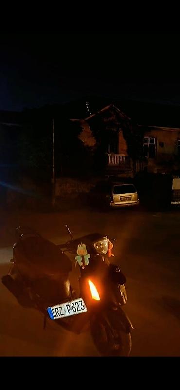 Şəhər içi rahat gediş üçün kompakt skuter. Xüsusiyyətlər: - Rəng