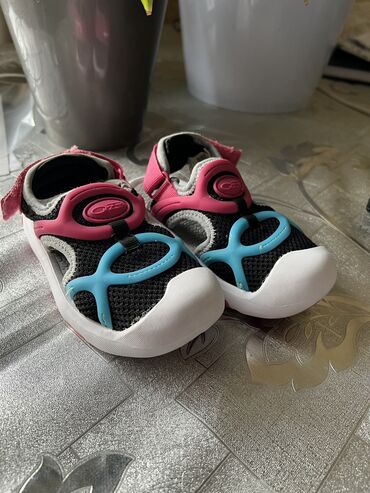 Детская одежда и обувь: Продаю сандали от Фирмы Lining в садик самый раз