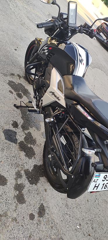 sulu: TVS Apache RTR 160 4V motosiklet - Rəng: qara-ağ, idmançı qrafika ilə — 5