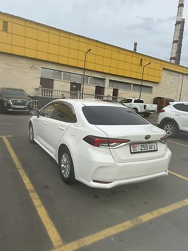 byd e2 2024: Toyota Corolla: 2019 г., 1.8 л, Вариатор, Гибрид — 4