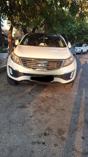 kia sportage qiyməti: Ağ rəngdə Kia Sportage avtomobili, şık və müasir dizayna malikdir