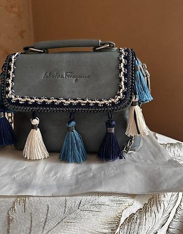 Аксессуары: Salvatore Ferragamo qadın çantası - Rəng: boz-yaşıl ton - Üst hissədə — 2