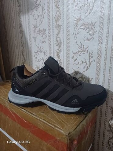 обувь адидас: Эркектердин кроссовкасы, 40, Adidas, Жаңы, түсү - Кара
