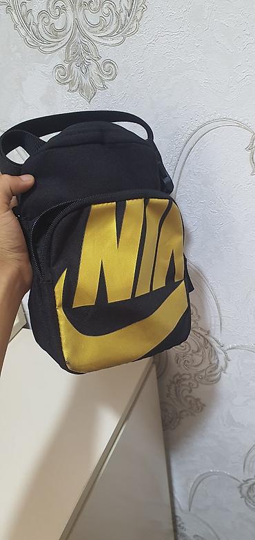 Сумка через плечо Nike, компактного формата. - Цвет: черный с крупным