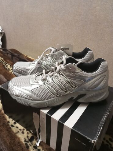 Кроссовки и спортивная обувь: Adidas originals! Беговые! Размер 43! Цена окончательная 3500!