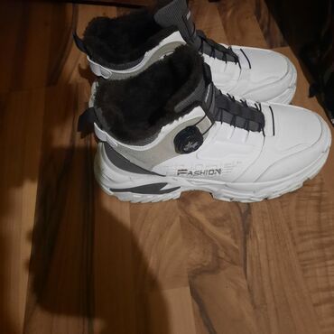 женские дышащие кроссовки: Qışlıq unisex idman ayaqqabısı/sniker bot - Rəng: ağ, boz və qara