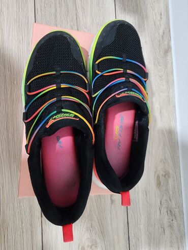 насадка для полового члена: Женские кроссовки Skechers с радужными шнурками и черным верхом
