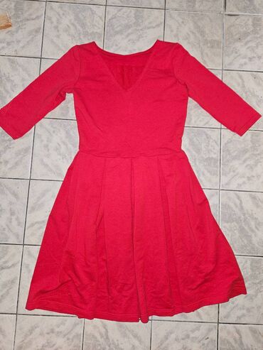 Haljine: Crvena haljina midi dužine. Rastegljiva, veličina s-m