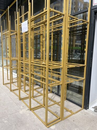 Кронштейндер, түркүктөр: Металлические торговые стойки/каркасы для одежды и аксессуаров -