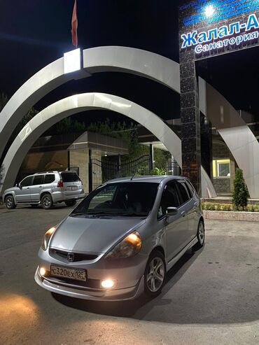 маленькая машина: Honda Fit: 1.3 л, Автомат, Бензин, Хэтчбэк