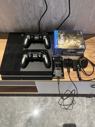 ps4 dualshock: Qara rəngli PlayStation 4 oyun konsolu, iki ədəd Dualshock 4 oyun