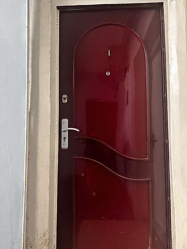 qap qara şəkil: Metal giriş qapısı satılır. - Material: möhkəm metal konstruksiya - — 1