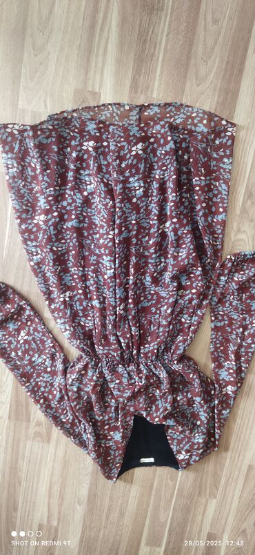 kostyum modelleri qadin: Burqundiya rəngli, mavi çiçək naxışlı uzunqol bluz. Elastik bel