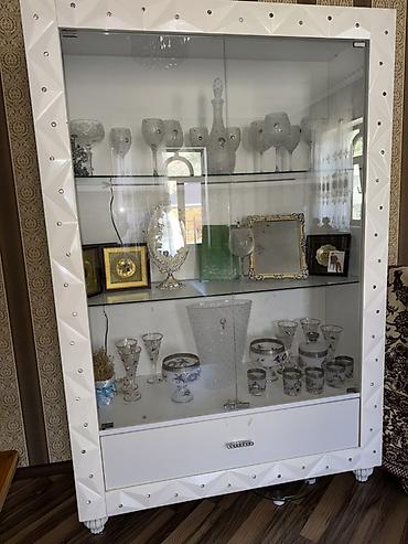 Оборудование для магазинов: Ağ vitrin şkaf – şüşə vitrinli, dekorativ daşlarla bəzədilmiş çərçivə — 2
