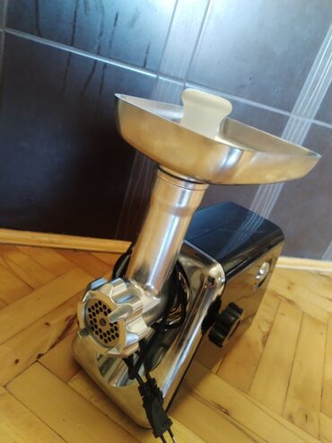 Mašine za mlevenje mesa: Električna mašina za mlevenje mesa marke Coral. Aparat je crne boje sa na lalafo.rs — 8 Mašine za mlevenje mesa: Električna mašina za mlevenje mesa marke Coral. Aparat je crne boje sa — 8