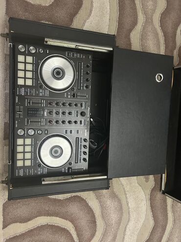 Akkordeonlar: Ddj sr2 ideal vəziyyətdə hazır vəziyyətdə ayaq altı keys sunurlar