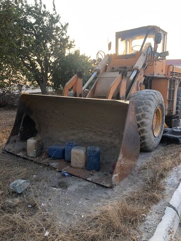 Yük nəqliyyat vasitələri: Təkərli ön yükləyici (front loader) - Güclü hidravlik sistemli, geniş