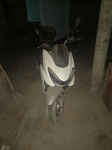 Скутер/максискутер 150–200 см³ (визуально класс PCX/City), автомат