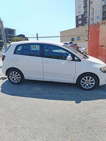 golf cart: Volkswagen Golf Plus, ağ rəng, 5 qapılı hatchback/minivan tərzi kuzov — 2