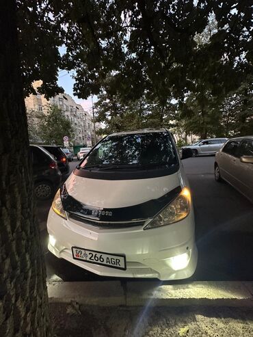 голф 3 тюнинг: Белый минивэн Toyota Estima с индивидуальными элементами дизайна