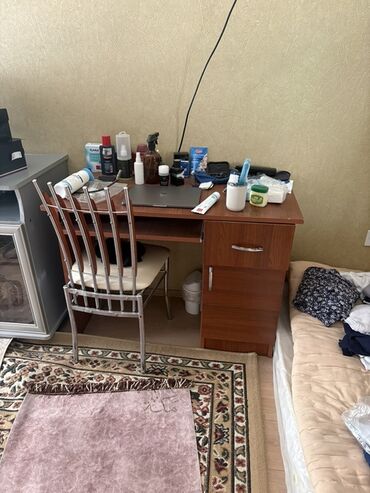 Masa və oturacaq dəstləri: Kompakt iş masası və metal çərçivəli stul dəsti. Masa: - Rəng: tünd