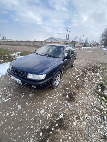 продажа авто срочно: Volkswagen Passat: 1994 г., 1.8 л, Механика, Бензин, Седан