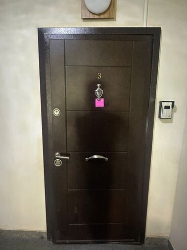 настольный набор для руководителя бишкек: Seyf qapi Turkundu tecili satlir Yaxwi veziyyetde 96*2.15📍180 azn