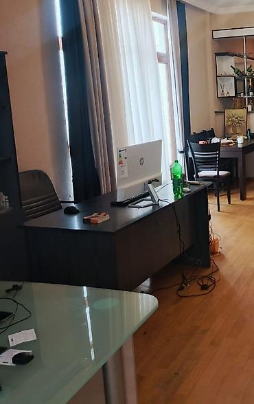 2 ci el ofis mebelleri: Unvan Yasamal Qələbə dairəsi daxildir: Şüşəli stol (metal ayaqlı) — 1