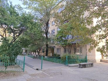 однокомнатная квартира продается: 2 комнаты, 57 м², Индивидуалка, 1 этаж, Старый ремонт