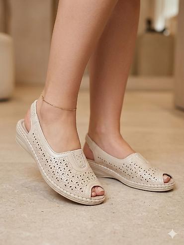 Basanoşka və səndəllər: Qadın üçün açıq burunlu rahat sandal - Rəng: krem/bej - Material — 1