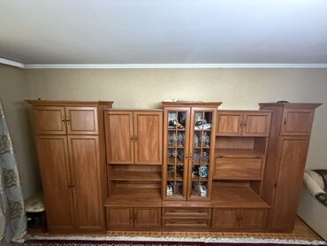Другие мебельные гарнитуры: Продаю б/у стенку для гостиной из дерева с фасадами в классическом at lalafo.kg Другие мебельные гарнитуры: Продаю б/у стенку для гостиной из дерева с фасадами в классическом