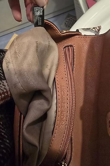Torbe: MICHAEL KORS mala torba preko ramena, a moze se nositi i u ruci. Neka — 21