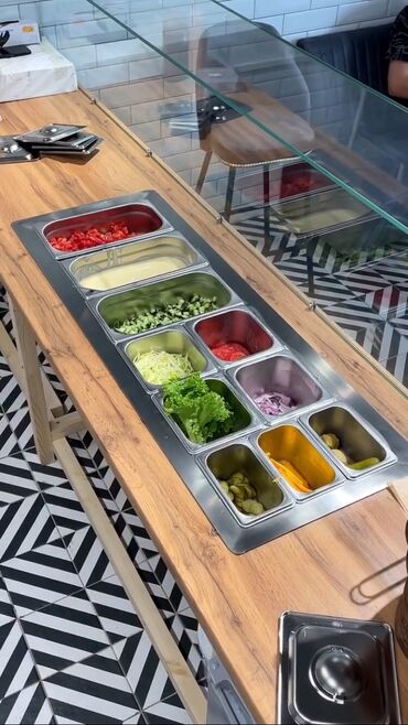 холодильный стол: Охлаждаемая витрина Салат бар Саладетта Витрина для салатов