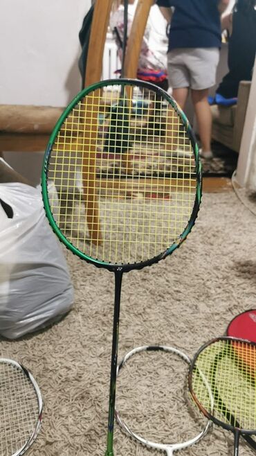 мячь футбольный: Ракетка для бадминтона Yonex с зелено-черной рамой и желтой струной