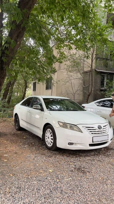арзан автомат машина: Белый седан Toyota Camry с четырьмя дверями, предназначенный для
