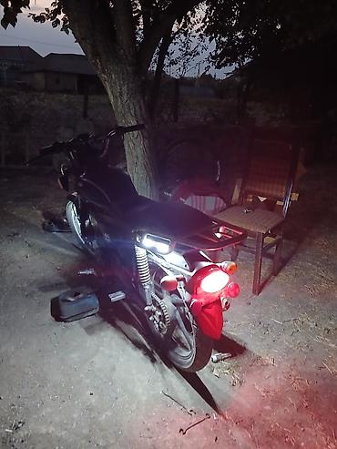 benzinli moped: Moped/motorsiklet – “M50” sinfi, qara rəng. - Həcm: təxminən 50 sm³ — 4