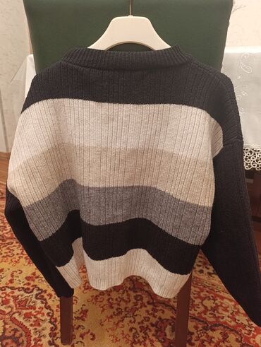 Dəstlər, kostyumlar: Qadın geyimləri dəsti istənilən 3u 5 manat 1) Açıq bej rəngli uzun — 6