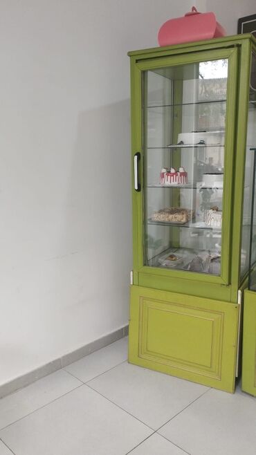 вешалки напольные для одежды оригинальные: Стеклянная витрина-шкаф