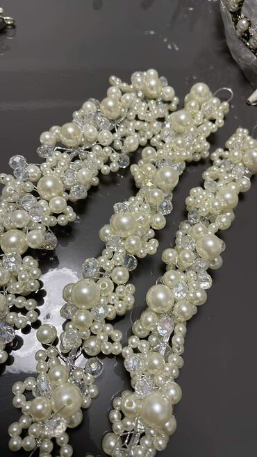 Aksesoari za kosu: Krune 
Cena 1400din — 20