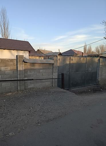 Продажа коттеджей и домов: Продаётся дом с двором и хозяйственными постройками. - Тип — 1