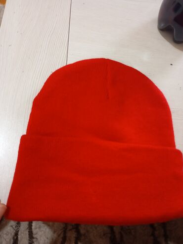 Kape, šalovi i rukavice: Kape zenske,muske,deciji i salovi.Novo i kao novo kape po 250d salovi — 24