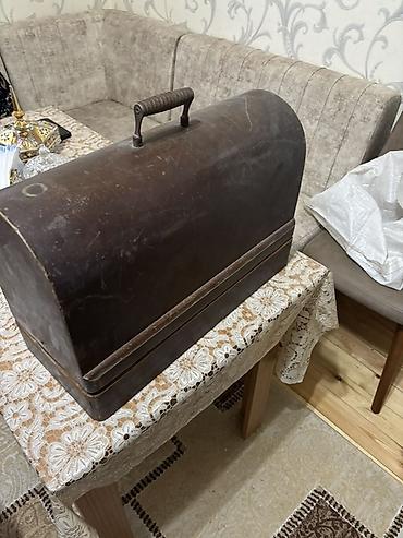 Qədim tikiş maşınları: Kolleksiya üçün qədim tikiş maşını - Daşıma üçün taxta-qablı, qapaqlı — 1