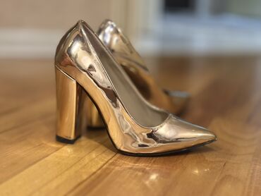 туфли новая не разу не одевала: 35 razmer 45 azn alınıb bir dəfə geyinilib Qızılı metalik rəngdə qadın
