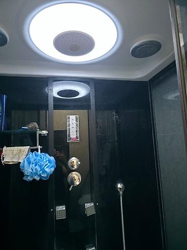 ag qapilar: Qara rəngli, tam qapalı duş kabinası satılır. Kabina müasir dizayna — 4